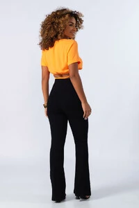 Calca flare em viscose canelada