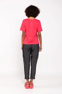 T-shirt algodao detalhe corrente lateral