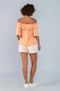 Blusa manga em viscose ombro a ombro com babado