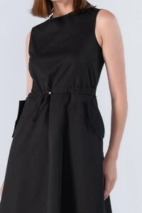 Vestido midi detalhe de ajuste na cintura