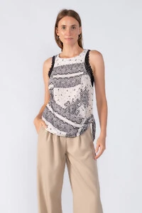 Blusa estampada com detalhe na cintura