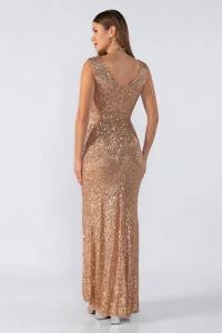 Vestido longo com recortes no decote