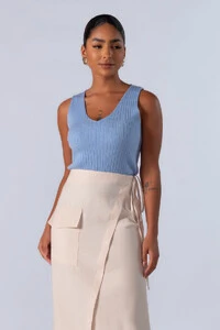 Blusa regata canelada decote em v
