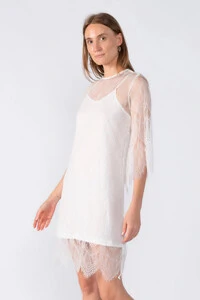 Vestido curto em renda manga 3/4