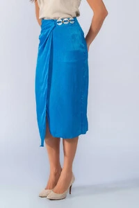 Saia midi acetinada com fivela acrilica
