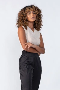 Blusa regata curta com furinhos