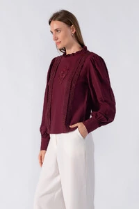 Blusa com babado e manga bufante