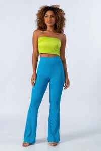 Calca flare em viscose canelada
