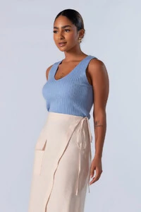 Blusa regata canelada decote em v