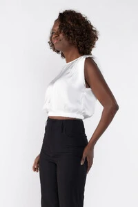 Blusa cropped com ombreiras e elastico na barra