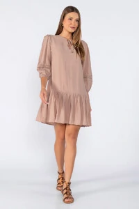 Vestido com manga bufante com detalhes