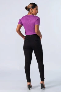 Calca skinny em viscose com bolso