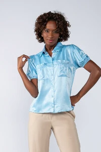 Blusa acetinada com 2 bolsos e botoes