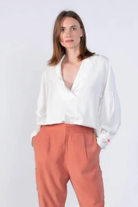Camisa em viscose detalhe punho