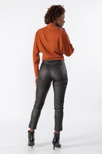 Blusa gola alta manga morcego