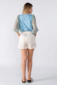 Blusa bicolor manga em renda bufante