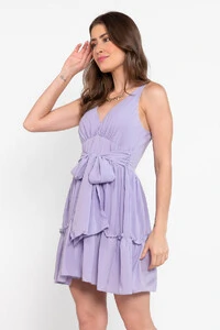 Vestido curto com babados e faixa embutida