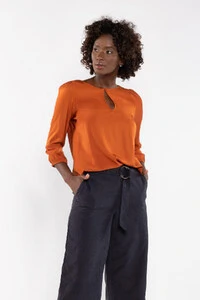 Blusa em viscose manga bufante detalhe botao