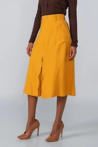 Saia midi em viscose com bolsos e ziper frontal