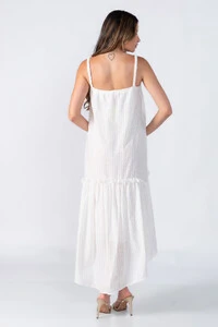 Vestido amplo alongado com babado