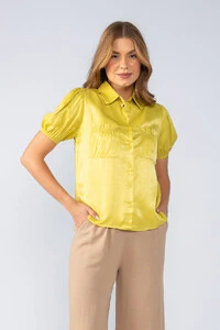 Blusa acetinada com 2 bolsos e botoes