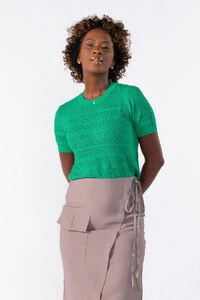 Blusa curta de tricot trabalhado
