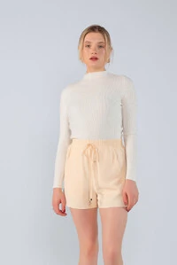 Shorts crepe com bolsos e detalhes em strass