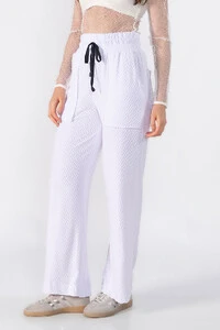 Calça pantalona texturizada com bolsos