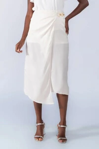 Saia midi acetinada com fivela acrilica