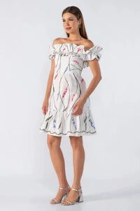 Vestido curto bordado ombro a ombro