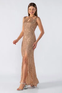 Vestido longo com recortes no decote