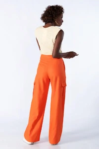 Calca pantalona em linho com bolsos