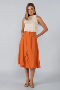 Saia midi em viscose com bolsos e ziper frontal