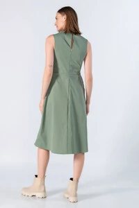 Vestido midi detalhe de ajuste na cintura