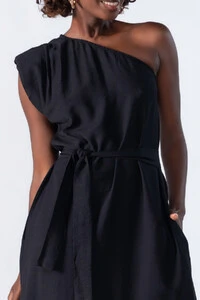 Vestido midi um ombro amplo