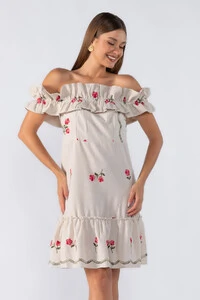 Vestido curto bordado ombro a ombro