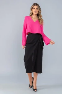 Blusa cropped em viscolinho gola v manga larga