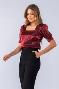 Blusa acetinada decote quadrado