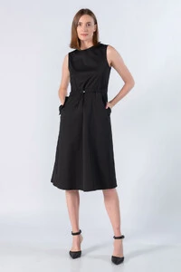 Vestido midi detalhe de ajuste na cintura