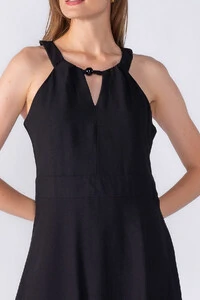 Vestido longo com detalhe no decote