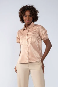 Blusa acetinada com 2 bolsos e botoes