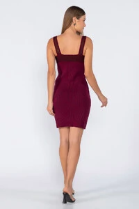 Vestido tricot detalhe no decote