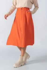 Saia midi em viscose com bolsos e ziper frontal