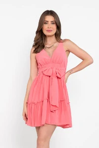 Vestido curto com babados e faixa embutida