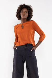 Blusa em viscose manga bufante detalhe botao