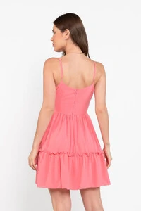 Vestido curto com babados e faixa embutida