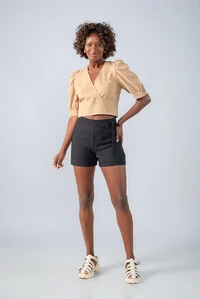 Shorts em crepe com amarracao lateral