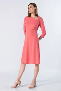 Vestido midi decote moderno