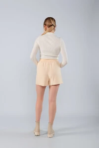 Shorts crepe com bolsos e detalhes em strass