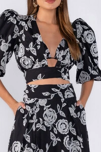 Cropped manga bordado